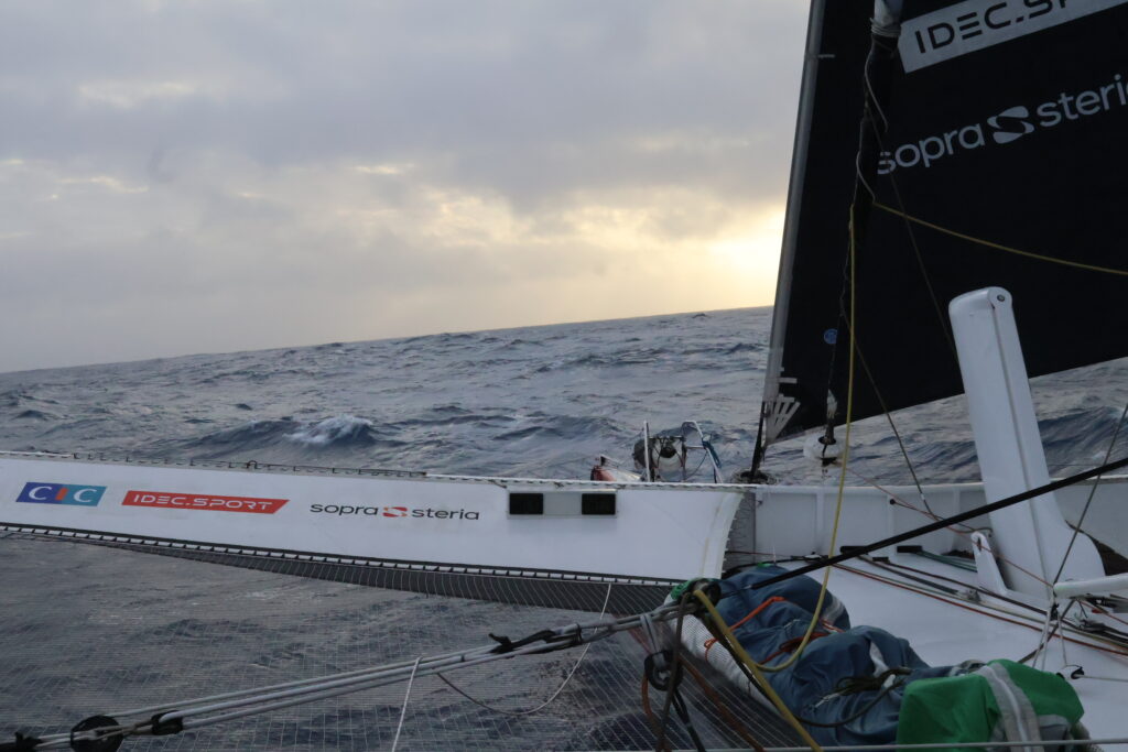 des difficultés pour The Famous Project CIC à bord d'IDEC SPORT dans le Trophée Jules Verne