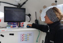 Alexia Barrier au routage du maxi-trimaran IDEC SPORT dans le Trophée Jules Verne