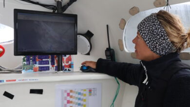 Alexia Barrier au routage du maxi-trimaran IDEC SPORT dans le Trophée Jules Verne