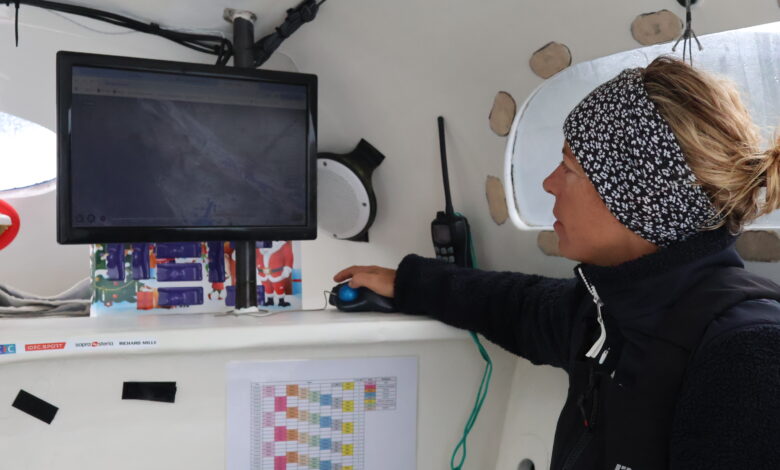 Alexia Barrier au routage du maxi-trimaran IDEC SPORT dans le Trophée Jules Verne