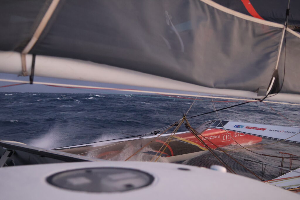 Entre 25 et 30 noeuds pour IDEC SPORT de The Famous Project CIC