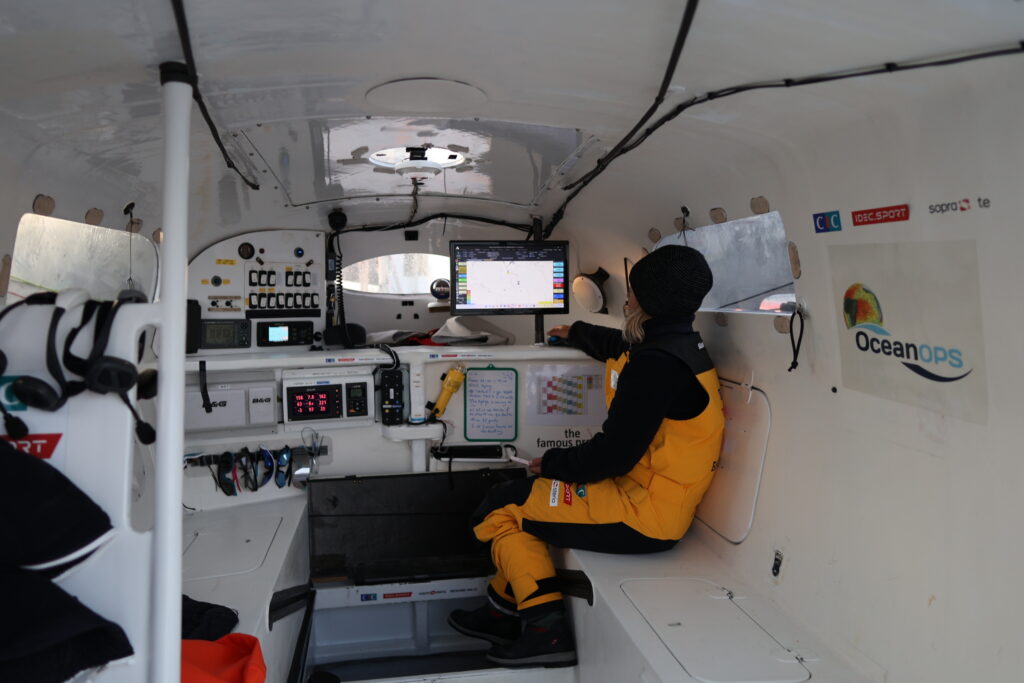 Trophée Jules Verne dans le cockpit du maxi-trimaran d'IDEC SPORT avec Alexia Barrier