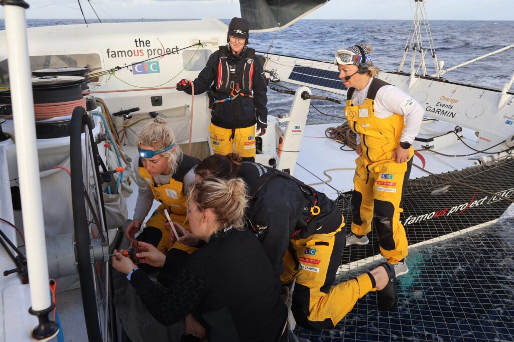 Réparation à bord du maxi-trimaran engagé sur le Trophée Jules Verne avec The Famous Project CIC et Alexia Barrier  Débroah Blair