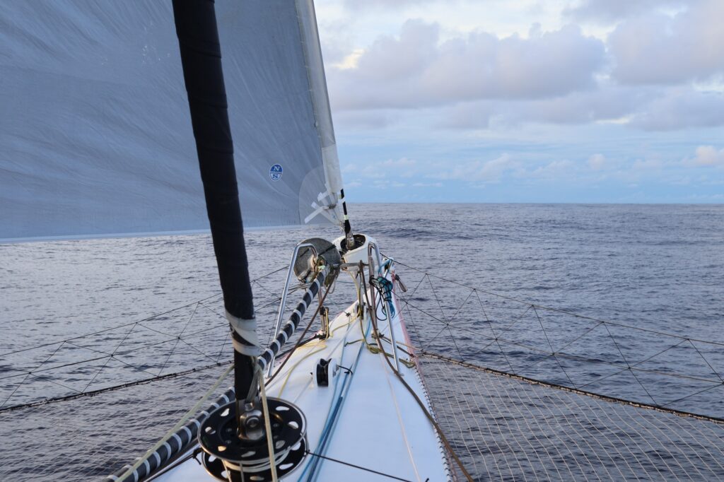 Le Maxi-trimaran dans le pot au noir sur le Trophée Jules Verne