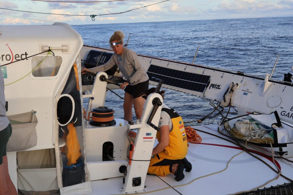 Manœuvre à bord du Maxi Trimaran IDEC SPORT sur le Trophée Jules Verne
