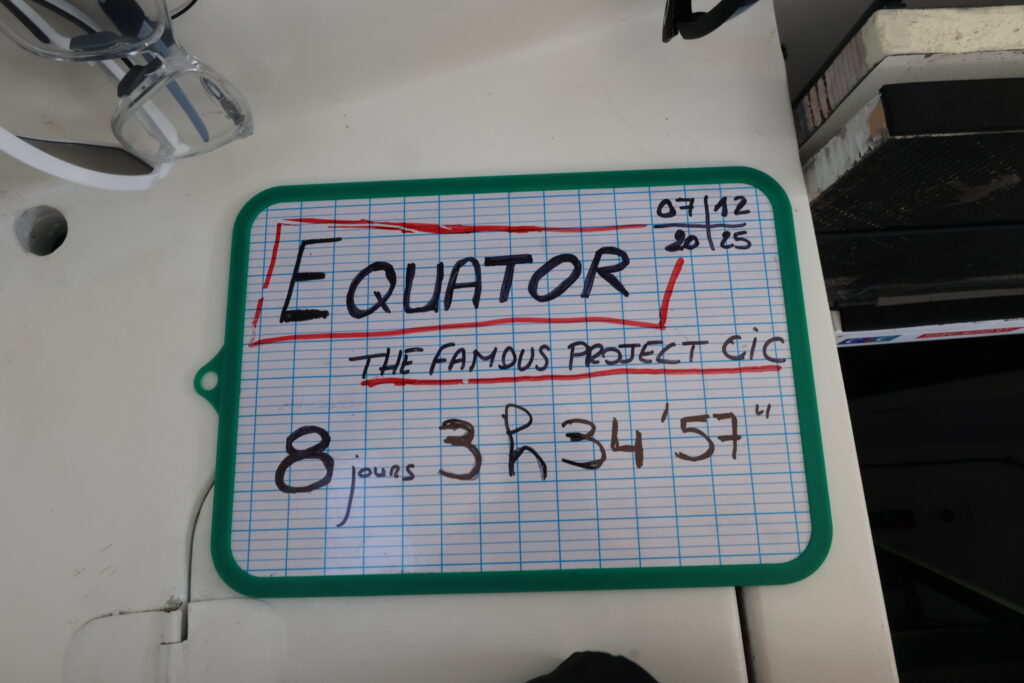 Le maxi-trimaran a passé l'équateur avec les 8 navigatrices à son bord de The Famous Project CIC