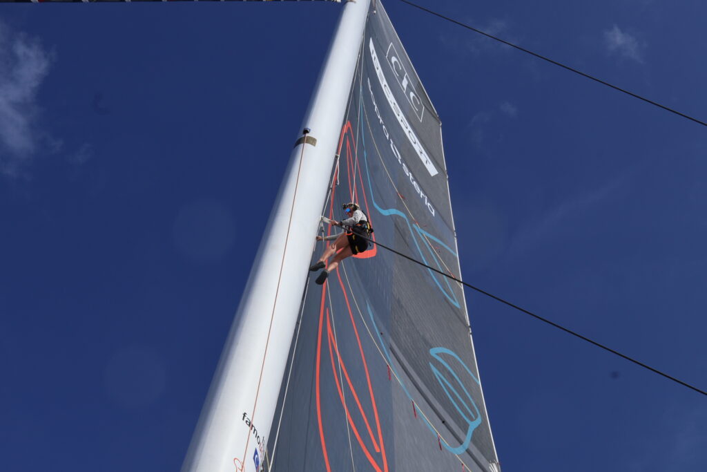 En haut du mât du maxi-trimaran avant de passer le cap de Bonne Espérance lors du Trophée Jules Verne