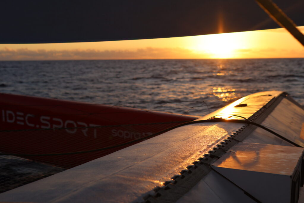 Le maxi-trimaran IDEC SPORT à l'approche du Grand Sud lors du Trophée Jules Verne