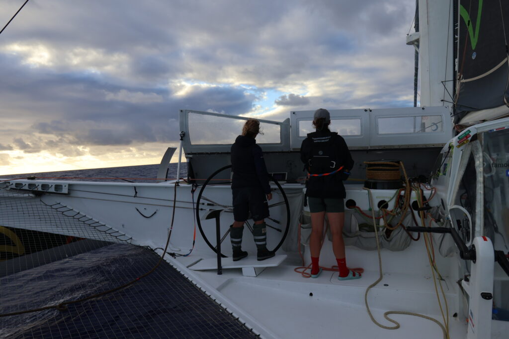 Deux semaines en mer. En route vers l'océan indien pour le maxi-trimaran IDEC SPORT et The Famous Project CIC