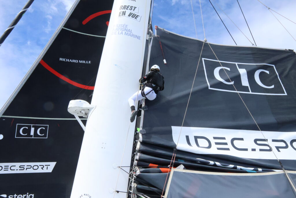 Réparation à plus de 15m de haut sur le maxi trimaran