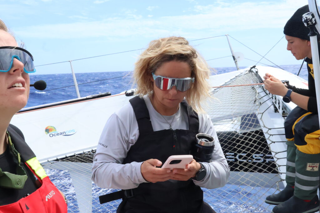 Alexia Barrier en direct avec les équipes restées à terre pendant le Trophée Jules Verne
