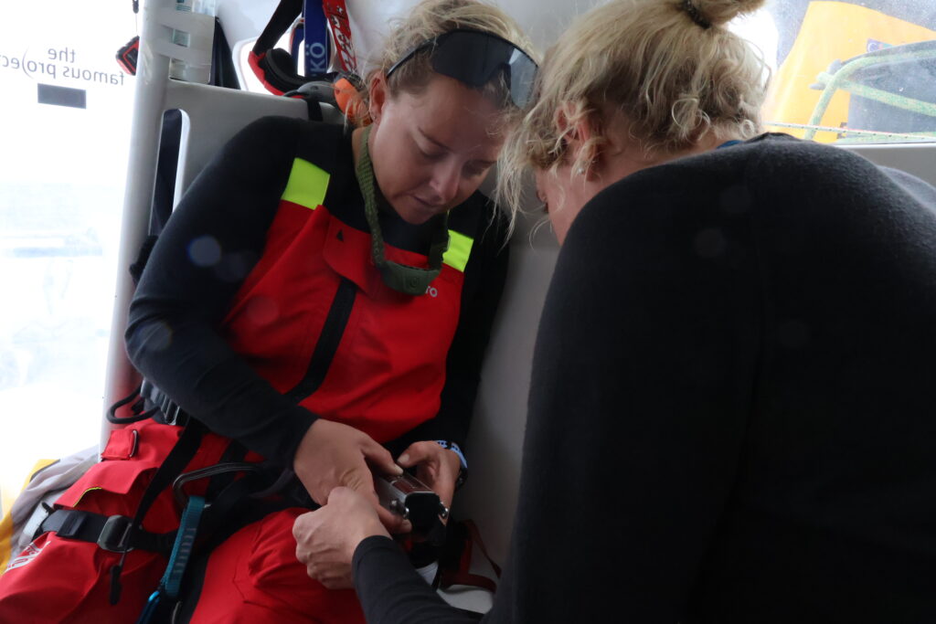 Réparation en cours à bord d'IDEC SPORT sur le Trophée Jules Verne