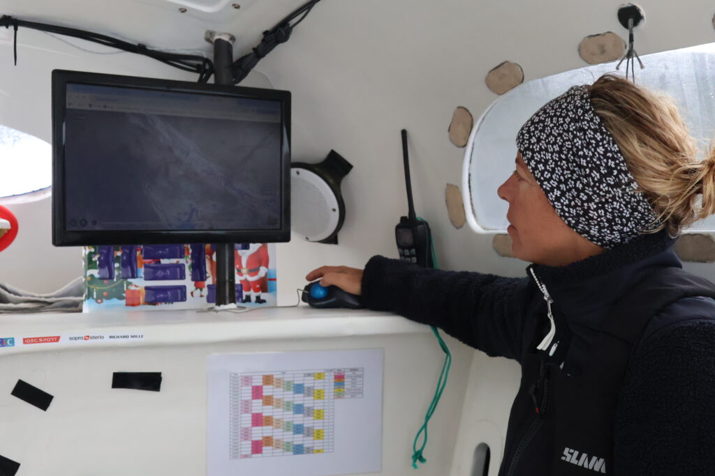 Alexia Barrier de The Famous Project CIC, sur les écrans du maxi-trimaran IDEC SPORT dans l'océan Indien