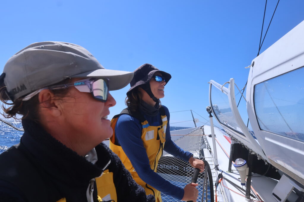 Les filles de The Famous Project CIC à la barre du maxi trimaran IDEC SPORT