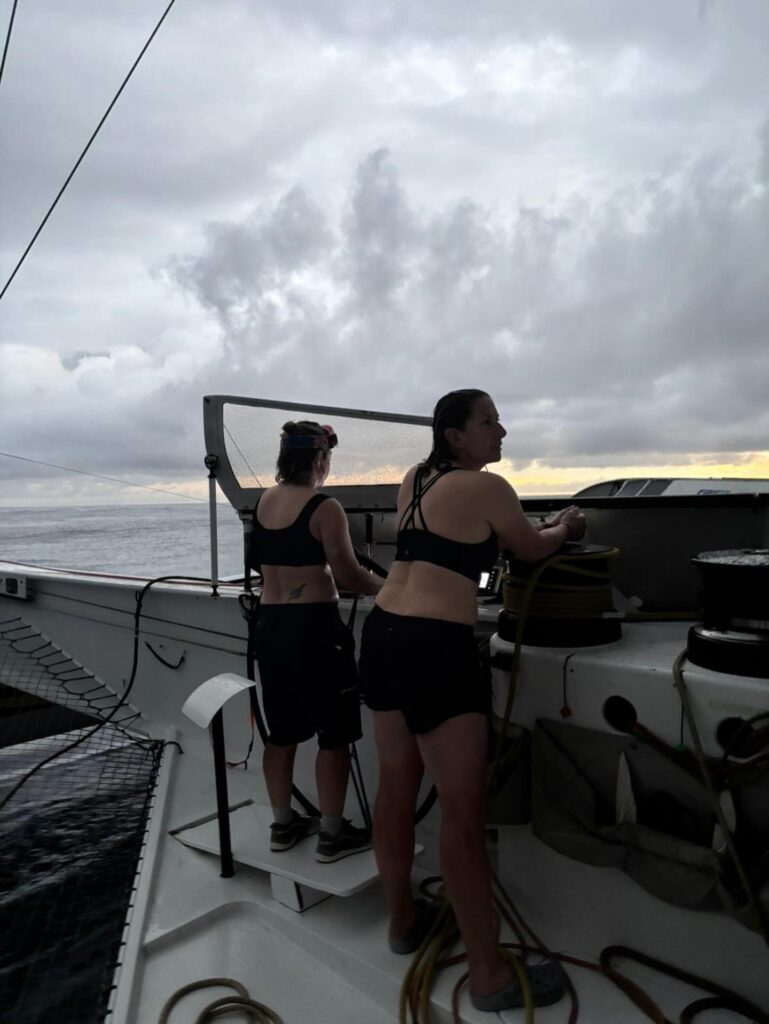 Dee Caffari à la barre du maxi trimaran IDEC SPORT dans le pot au noir sur le Trophée Jules Verne