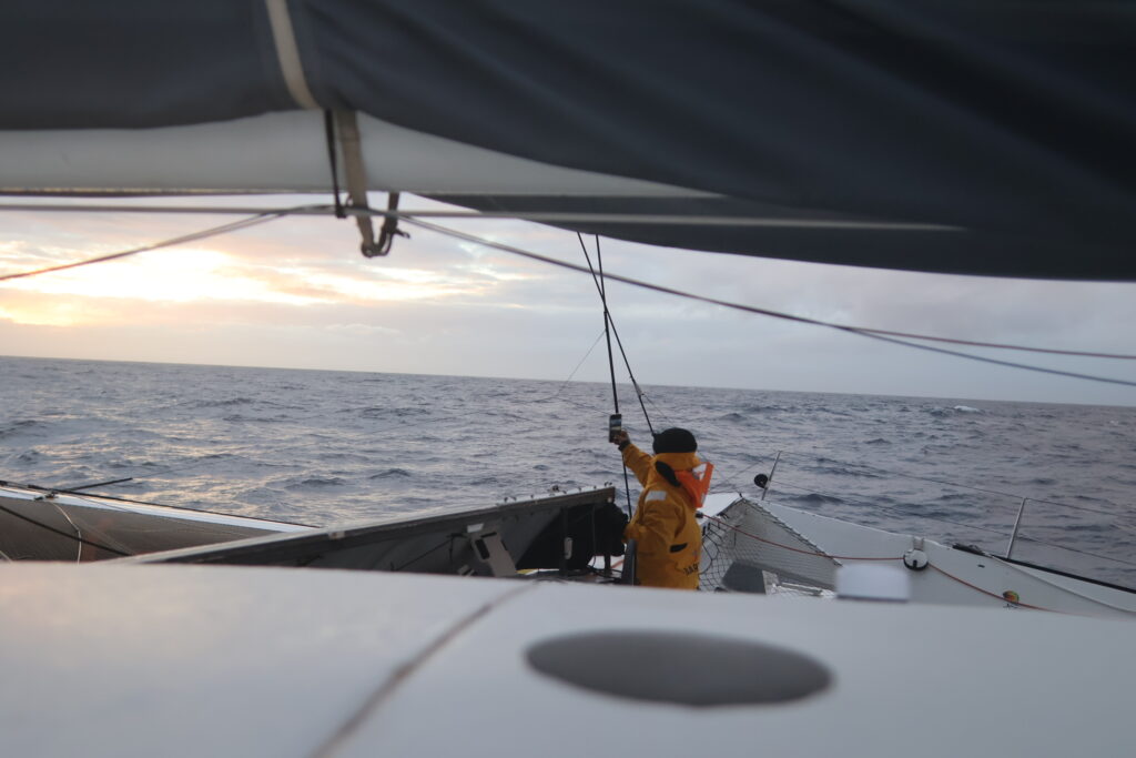 Manœuvre dans le Pacifique pour The Famous Project CIC sur IDEC SPORT