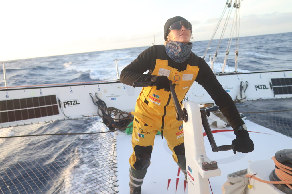 Manœuvre dans le Pacifique pour The Famous Project CIC sur IDEC SPORT