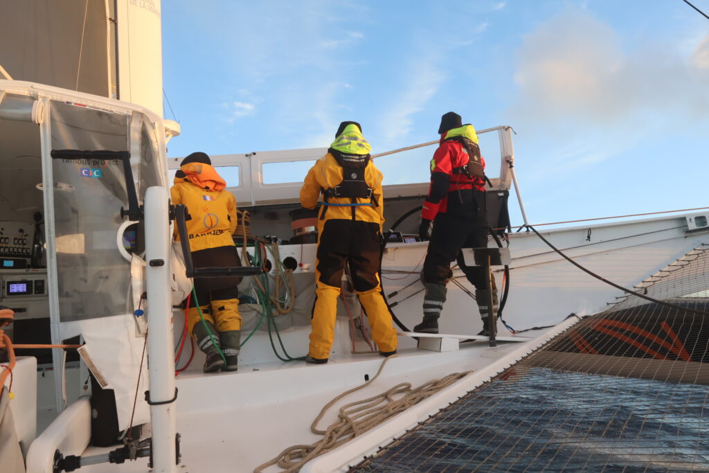 A bord du maxi-trimaran IDEC SPORT avec The Famous Project CIC autour du Trophée Jules Verne