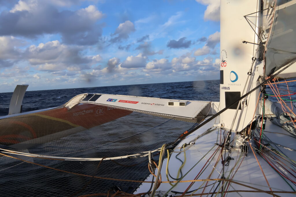 IDEC SPORT dans l'Atlantique Sud dans des conditions calmes avec The Famous Project CIC. L'Equateur à moins de 2000 miles