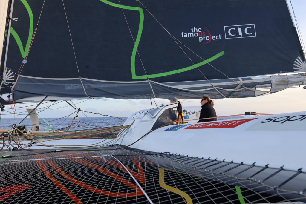 Concentration maximale à bord d'IDEC SPORT à quelques jours de l'arrivée pour The Famous Project CIC
