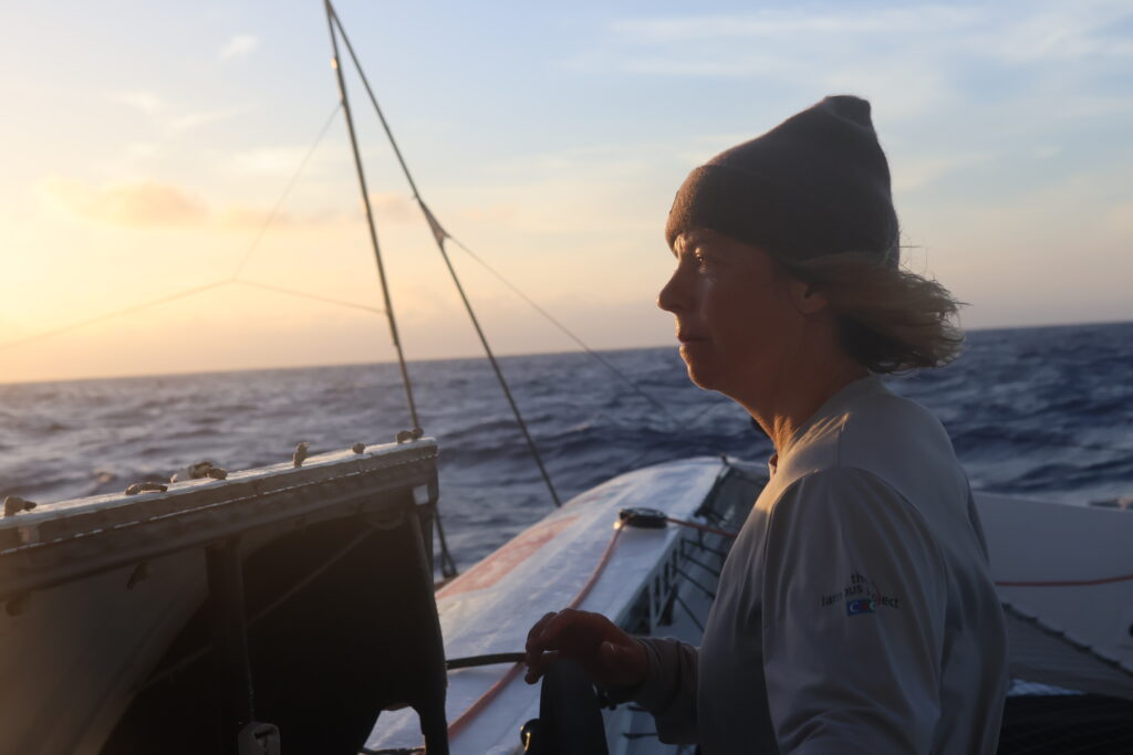 Alexia Barrier concentrée à la barre du maxi-trimaran IDEC SPORT à quelques miles d'Ouessant 