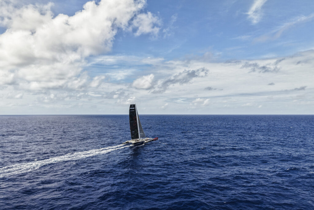 IDEC SPORT entre le Cap Horn et l'équateur avec The Famous Project CIC