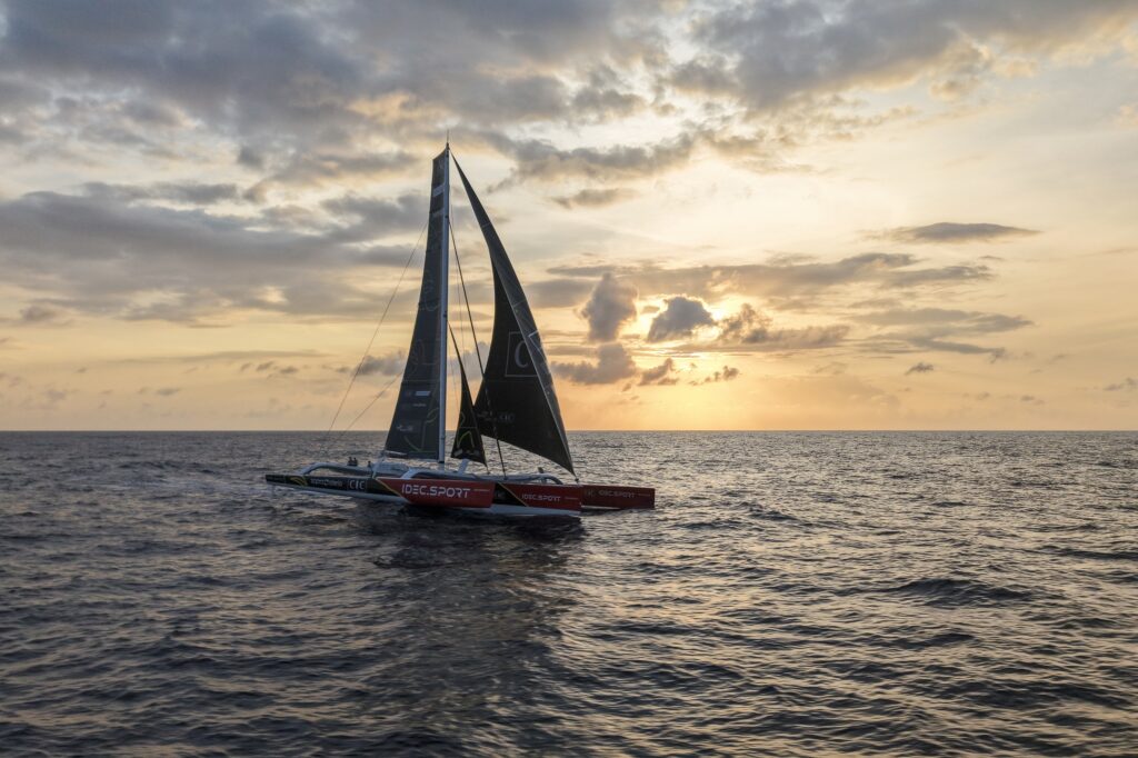 IDEC SPORT à l'équateur avec The Famous Project CIC