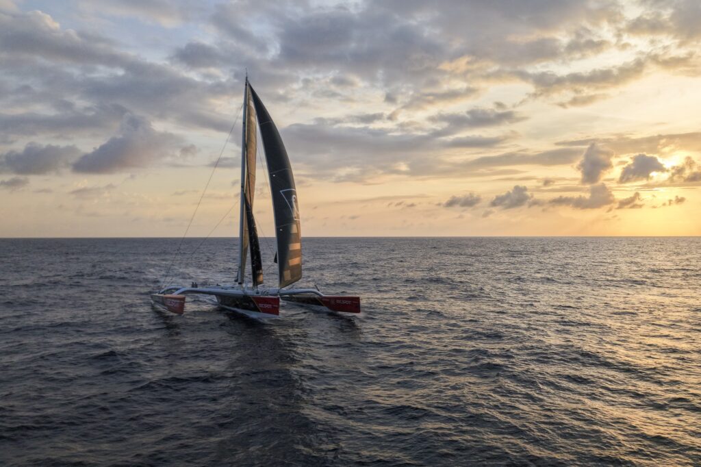 IDEC SPORT à l'équateur avec The Famous Project CIC