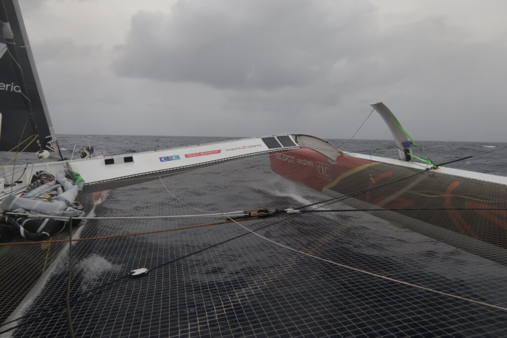 Le maxi-trimaran IDEC SPORT à la sortie du Pot au noir avec The Famous Project CIC