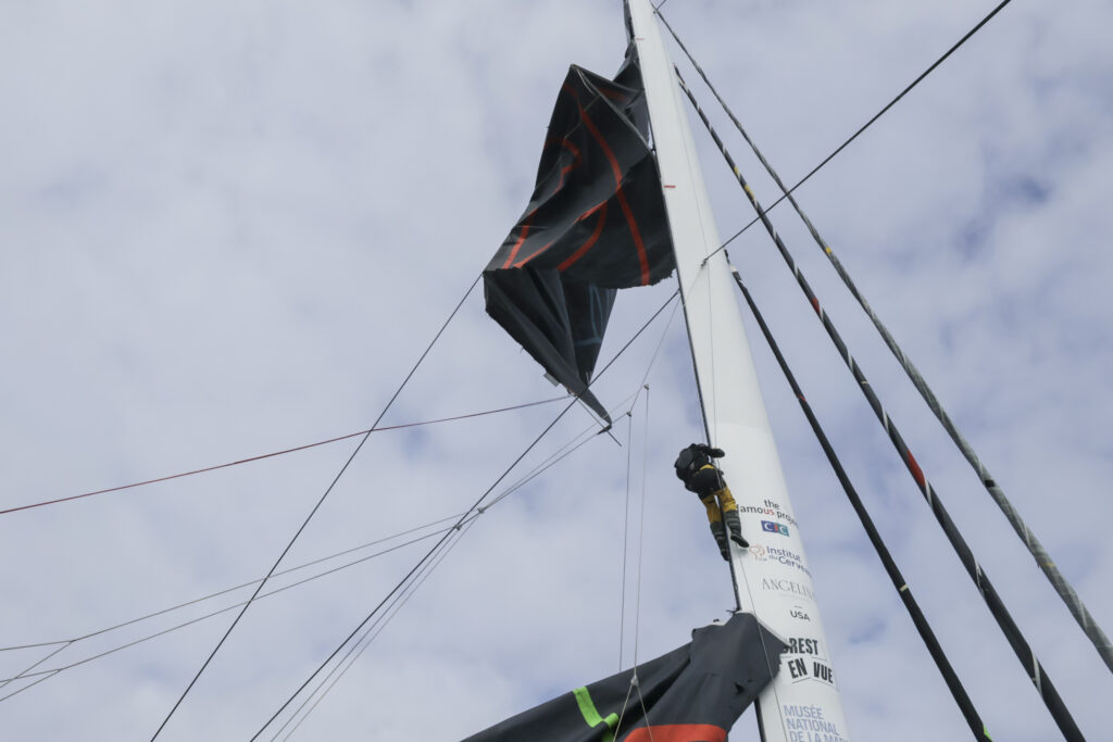 Grand Voile déchirée en deux sur IDEC SPORT 
