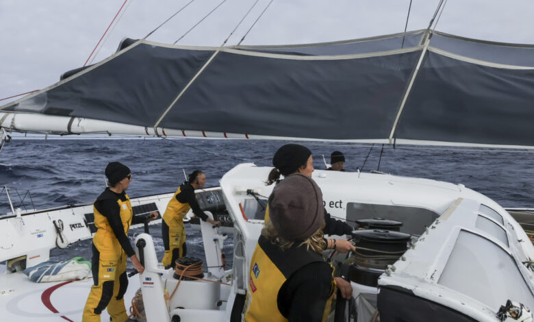 En route vers Ouessant pour l'équipage The Famous Project CIC