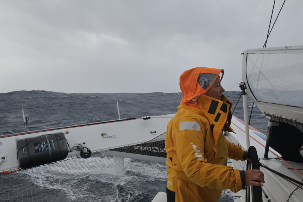 IDEC SPORT diminué mais lancé dans le Golf de Gascogne pour la fin du Trophée Jules Verne