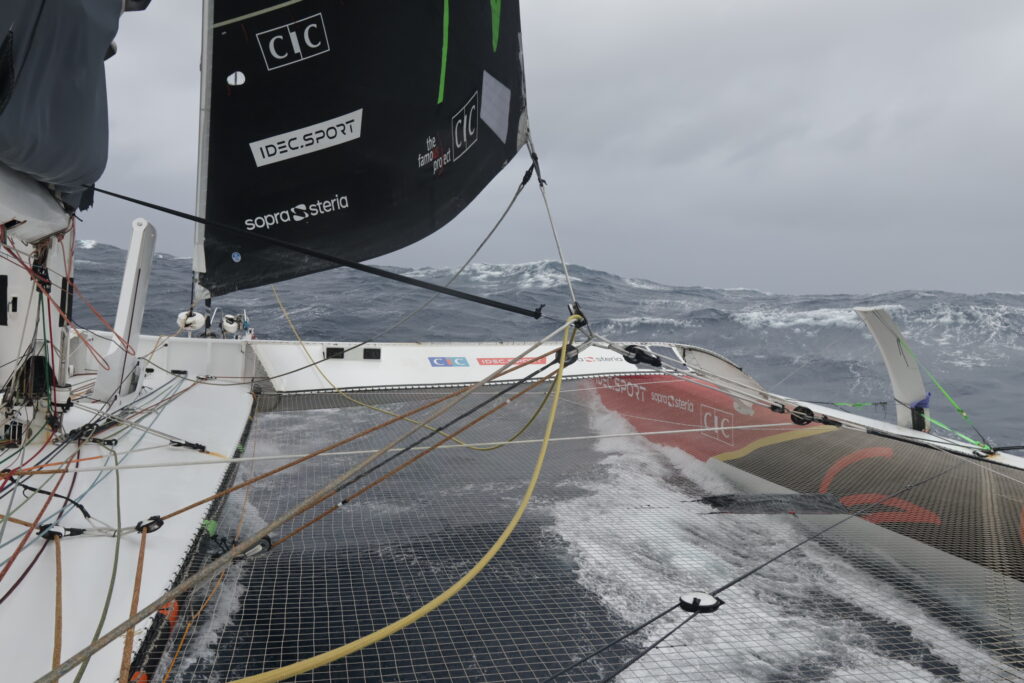 IDEC SPORT arrive lundi 26 janvier à Ouessant avec The Famous Project CIC