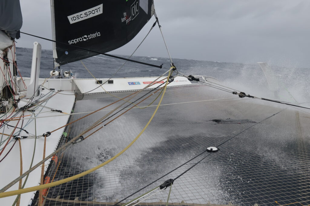 IDEC SPORT et The Famous Project CIC dans la tempête Ingrid