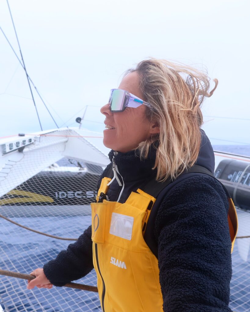 Alexia Barrier à bord d'IDEC SPORT dans le Trophée Jules Verne avec The Famous Project CIC