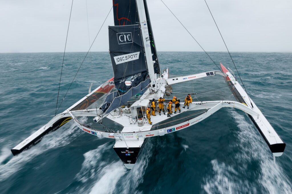 Le Maxi trimaran IDEC SPORT a franchi la ligne d'arrivée du Trophée Jules Verne avec The Famous Project CIC