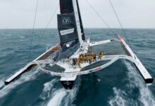 Le Maxi trimaran IDEC SPORT a franchi la ligne d'arrivée du Trophée Jules Verne avec The Famous Project CIC