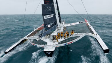 Le Maxi trimaran IDEC SPORT a franchi la ligne d'arrivée du Trophée Jules Verne avec The Famous Project CIC