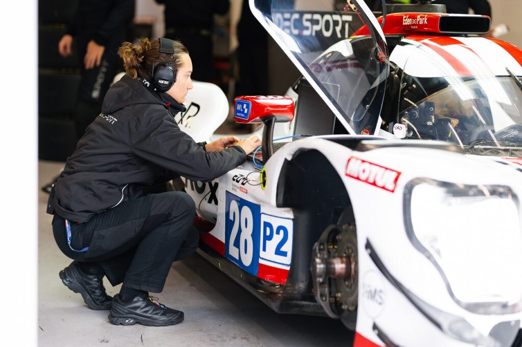 Ingénieurs IDEC SPORT Racing analysant les données avant Silverstone
