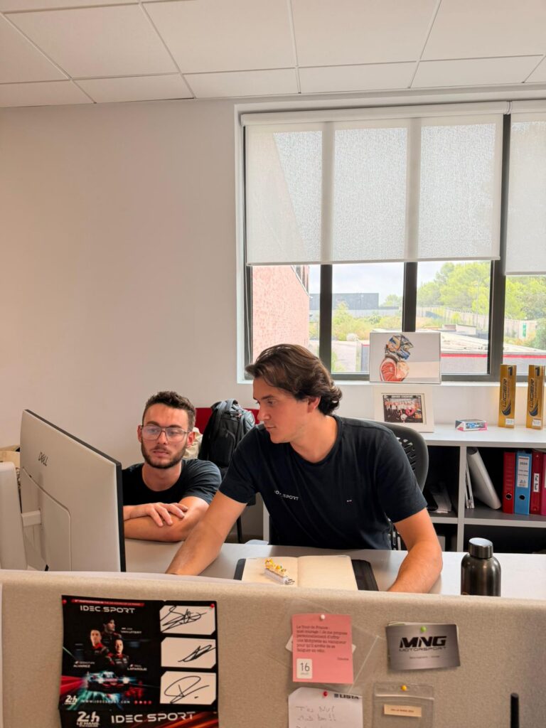 Ingénieurs IDEC SPORT Racing analysant les données avant Silverstone