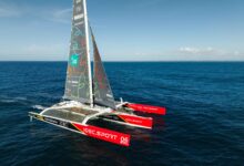Le maxi-trimaran Ultim IDEC SPORT-CIC d'Alexia Barrier en navigation, vu du ciel