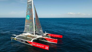 Le maxi-trimaran Ultim IDEC SPORT-CIC d'Alexia Barrier en navigation, vu du ciel