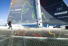 Alexia Barrier debout sur le trampoline de l'Ultim IDEC SPORT-CIC