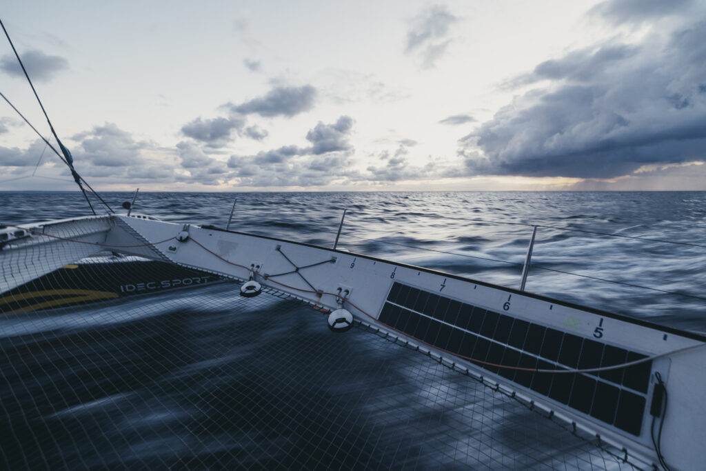 L’Atlantique sous un ciel chargé, vu depuis le filet de l’Ultim IDEC SPORT-CIC