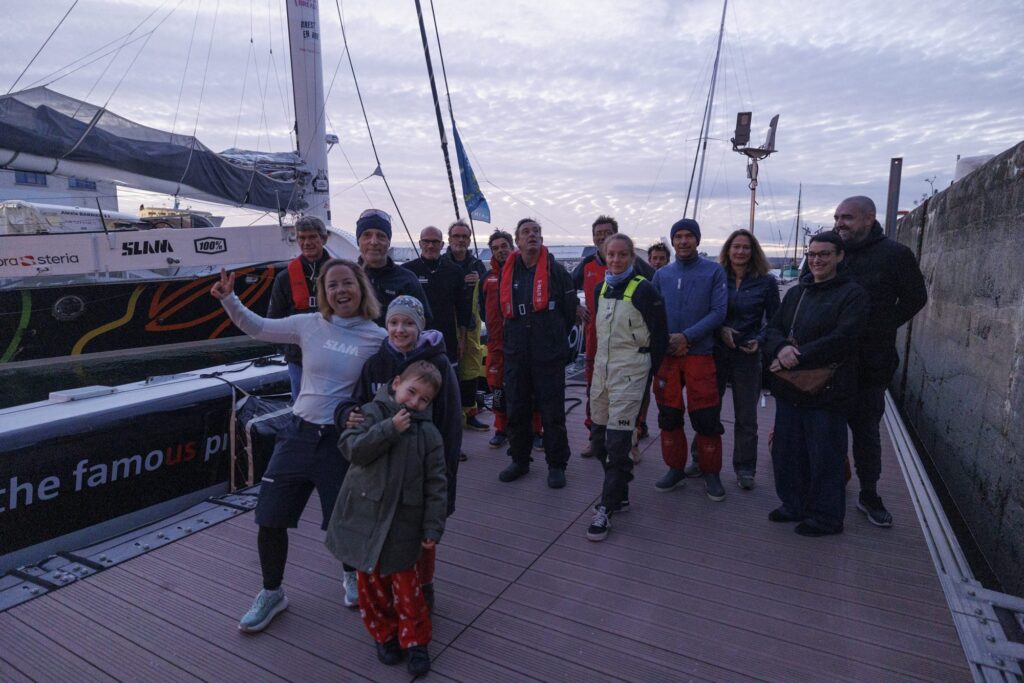 Alexia Barrier et l'équipe de The Famous Project sur le ponton avant le convoyage