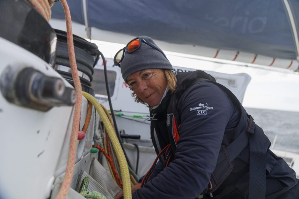 Alexia Barrier au winch à bord de l'Ultim IDEC SPORT-CIC