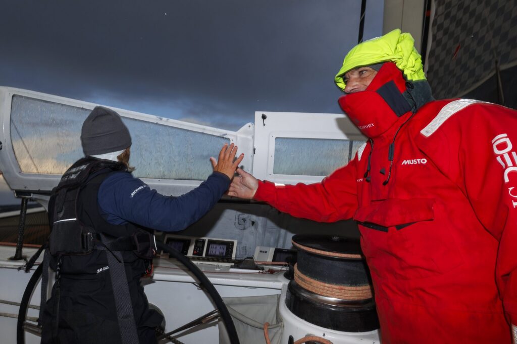 Alexia Barrier et un équipier se tapent dans la main à bord du maxi-trimaran