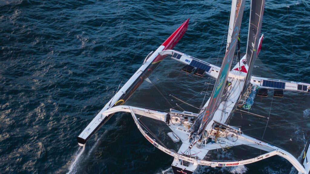 Vue aérienne du maxi-trimaran IDEC SPORT-CIC lancé pendant le convoyage