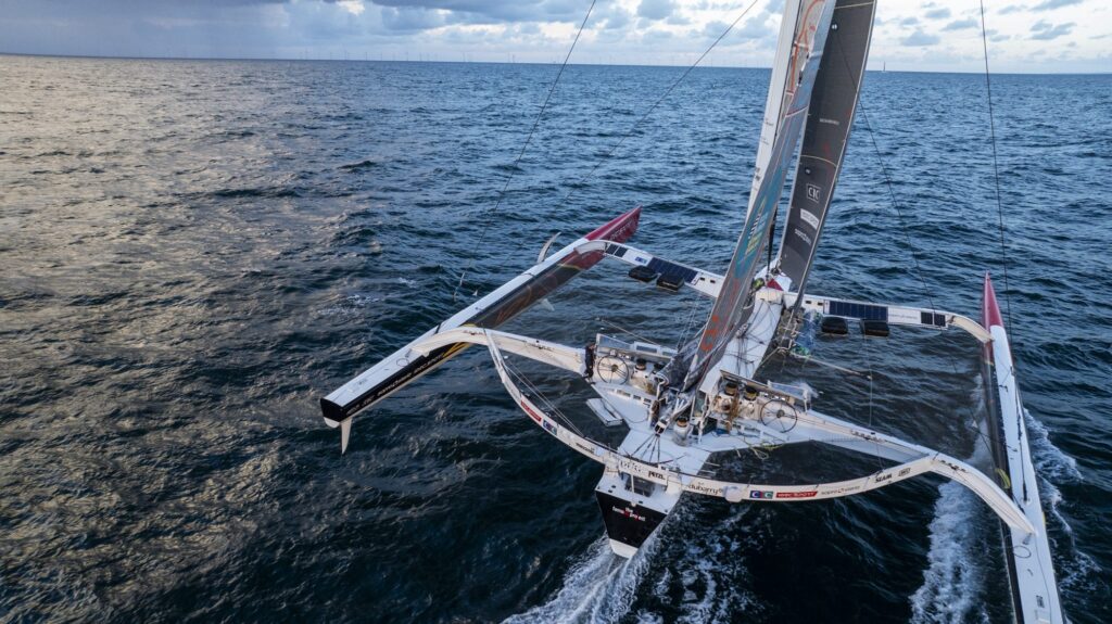 L'Ultim IDEC SPORT-CIC fend la mer en route vers Saint-Malo