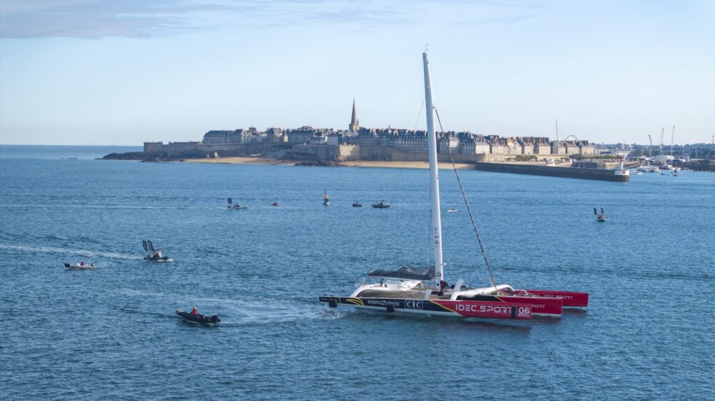 L'Ultim IDEC SPORT-CIC devant les remparts de Saint-Malo